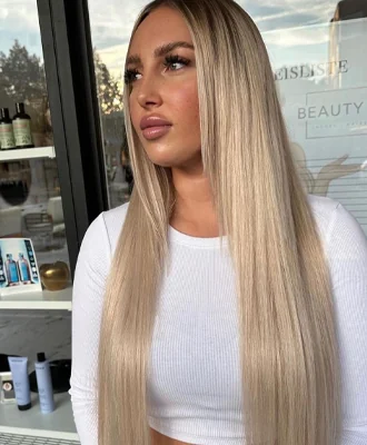 Glattes langes blondes Haar – Extensions-Look