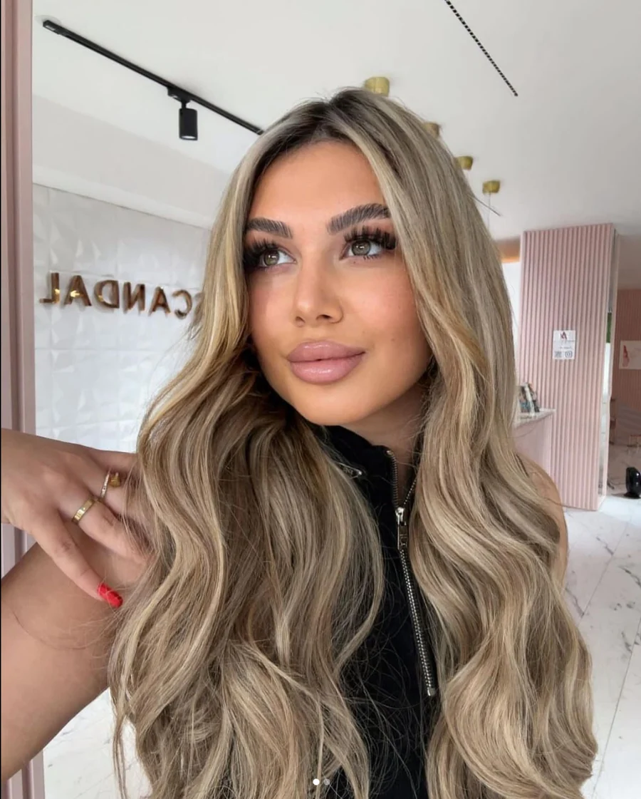 Langer blonder Salonlook mit weichen Strähnen bei Beauty Scandal